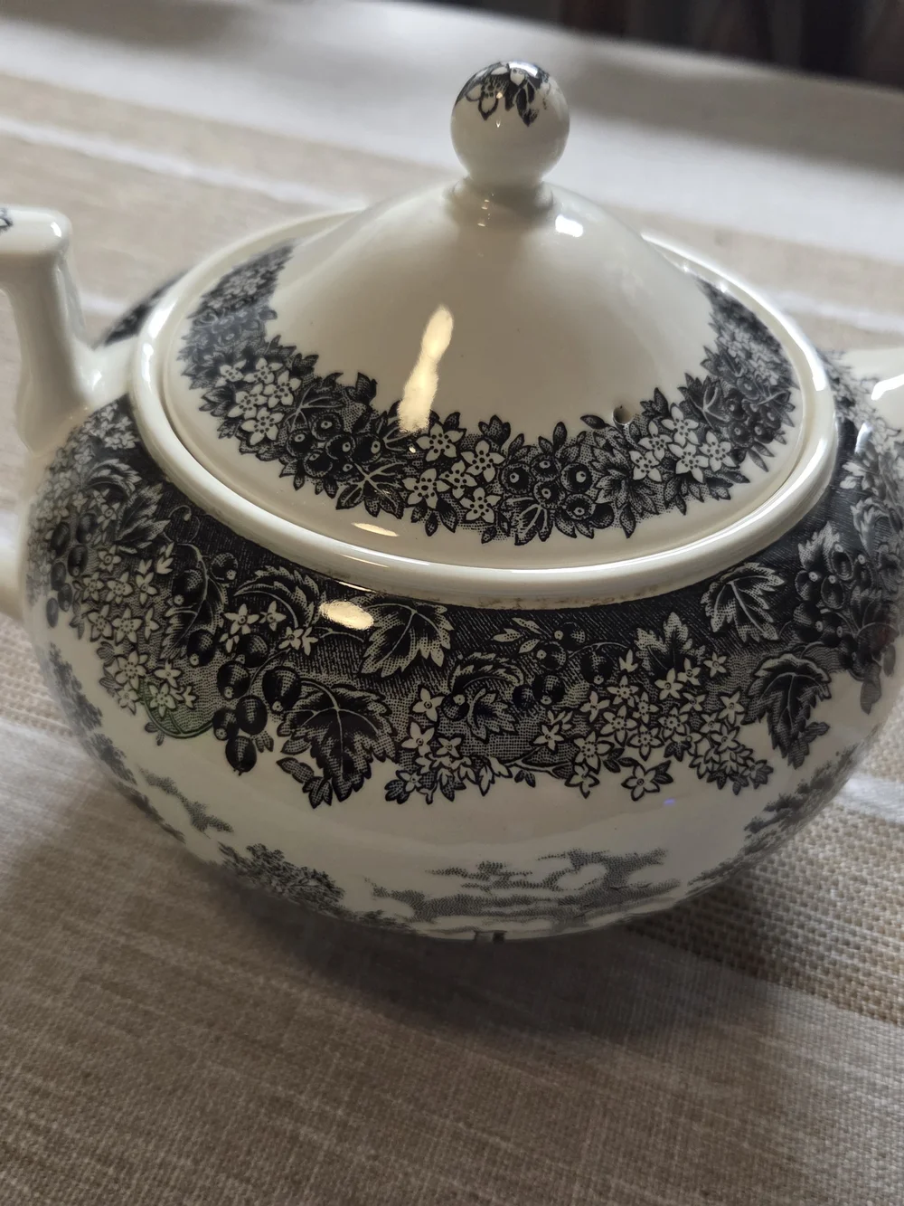 Vintage Wedgwood Romantic England The White Swan Teapot